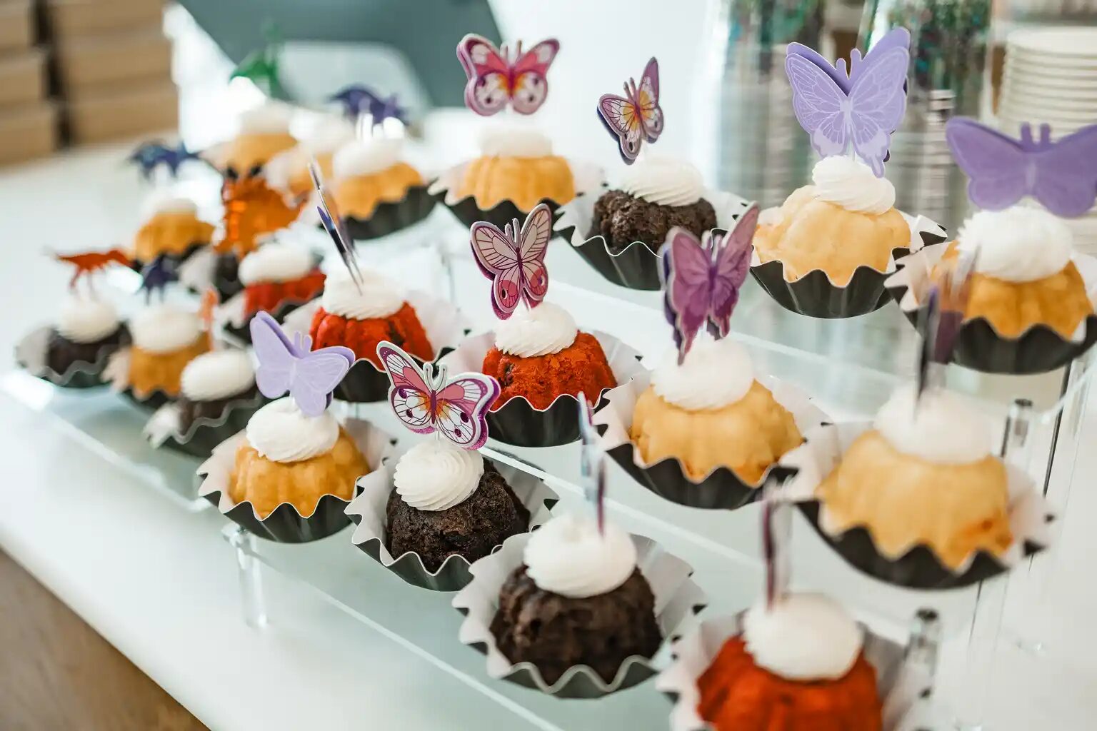 Favor boxes and place settings for a children's celebration